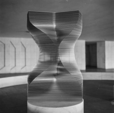 Obra da série do Polivolume de Mary Vieira