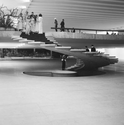 Recepção em homenagem à Rainha Elizabeth II. A escada helicoidal foi projeto dos arquitetos Milton Ramos e Joaquim Cardoso