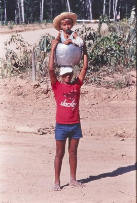 Homem com criança nos ombros
