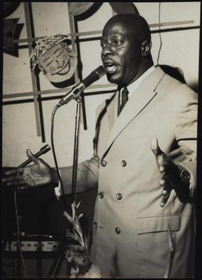 Edson Lopes ao microfone