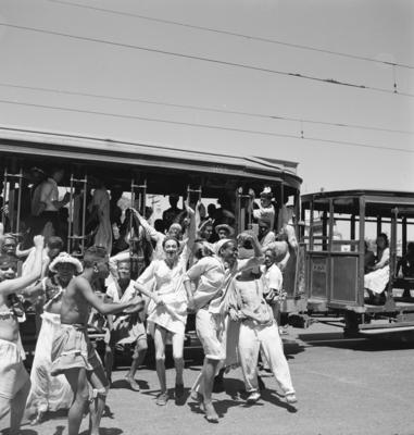 Bonde no carnaval lotado de foliões