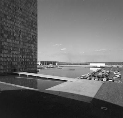 Congresso Nacional. À esquerda, o Palácio do Planalto e, à direita, o Museu Histórico de Brasília