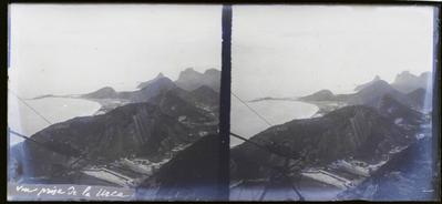 Praia Vermelha vista do alto do Morro do Pão de Açúcar; ao fundo, a praia de Copacabana