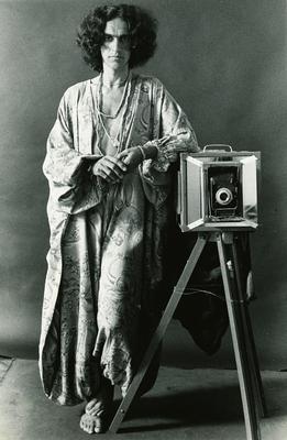 Caetano Veloso com câmera fotográfica