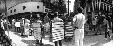 "Homens-sanduíche" anunciam serviços e produtos