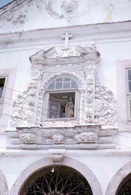 Igreja de Nossa Senhora do Desterro - nicho em pedra com imagem de Santa Tereza de Jesus