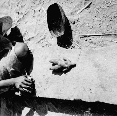 Mulher do povo Karajá confeccionando bonecas de cerâmica chamadas  Ritxòkò