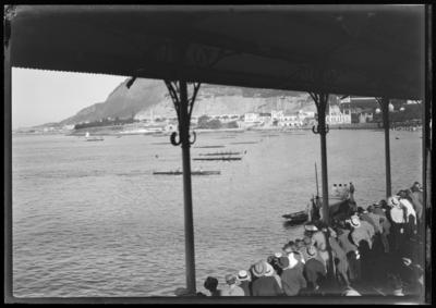Homens assistem regata do Pavilhão Mourisco