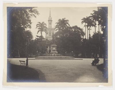 Igreja de Nossa Senhora da Glória e monumento em homenagem a Duque de Caxias
