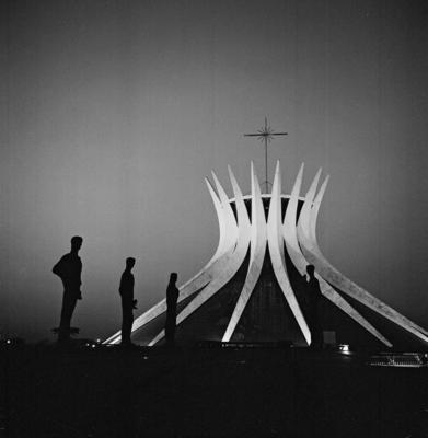 Catedral de Brasília e esculturas dos Evangelistas, de Alfredo Ceschiatti e Dante Croce, em primeiro plano