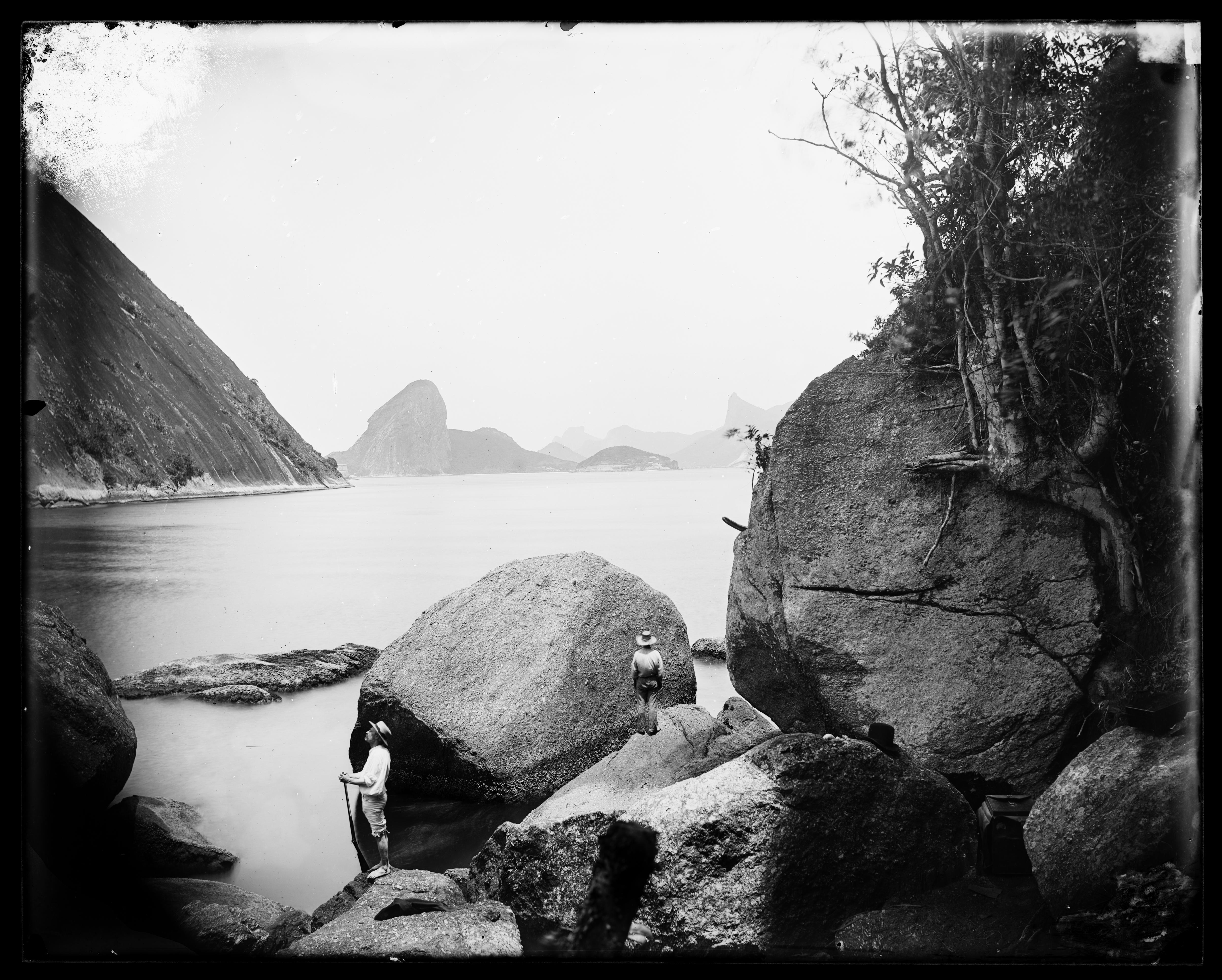 Vista da Baía de Guanabara e do Morro do Pão de Açúcar; tomados de Niterói