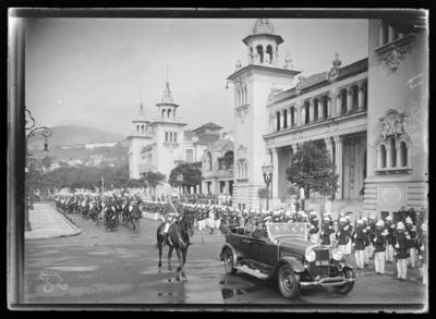 Washington Luís em carro aberto durante desfile