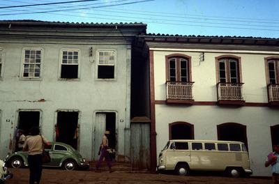 Sobrados de beirais colados