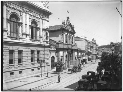 Rua Primeiro de Março, com destaque para a Igreja de Santa Cruz dos Militares
