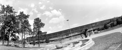 Jardim com esculturas ao lado do Pavilhão das Nações Unidas
