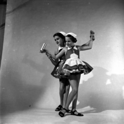 Família Xavier - Tereza Maria e Maria Regina com fantasias de carnaval