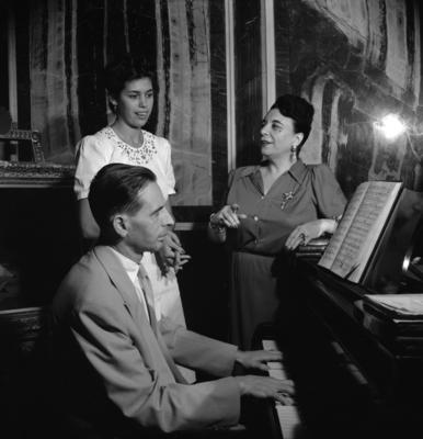 Gabriella Besanzoni Lage e seus convidados durante sarau