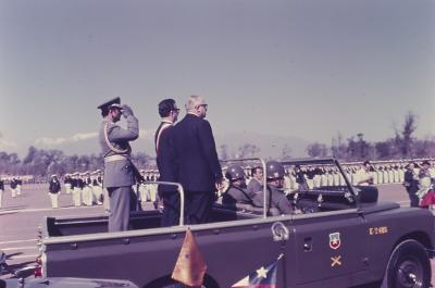 Salvador Allende durante desfile militar