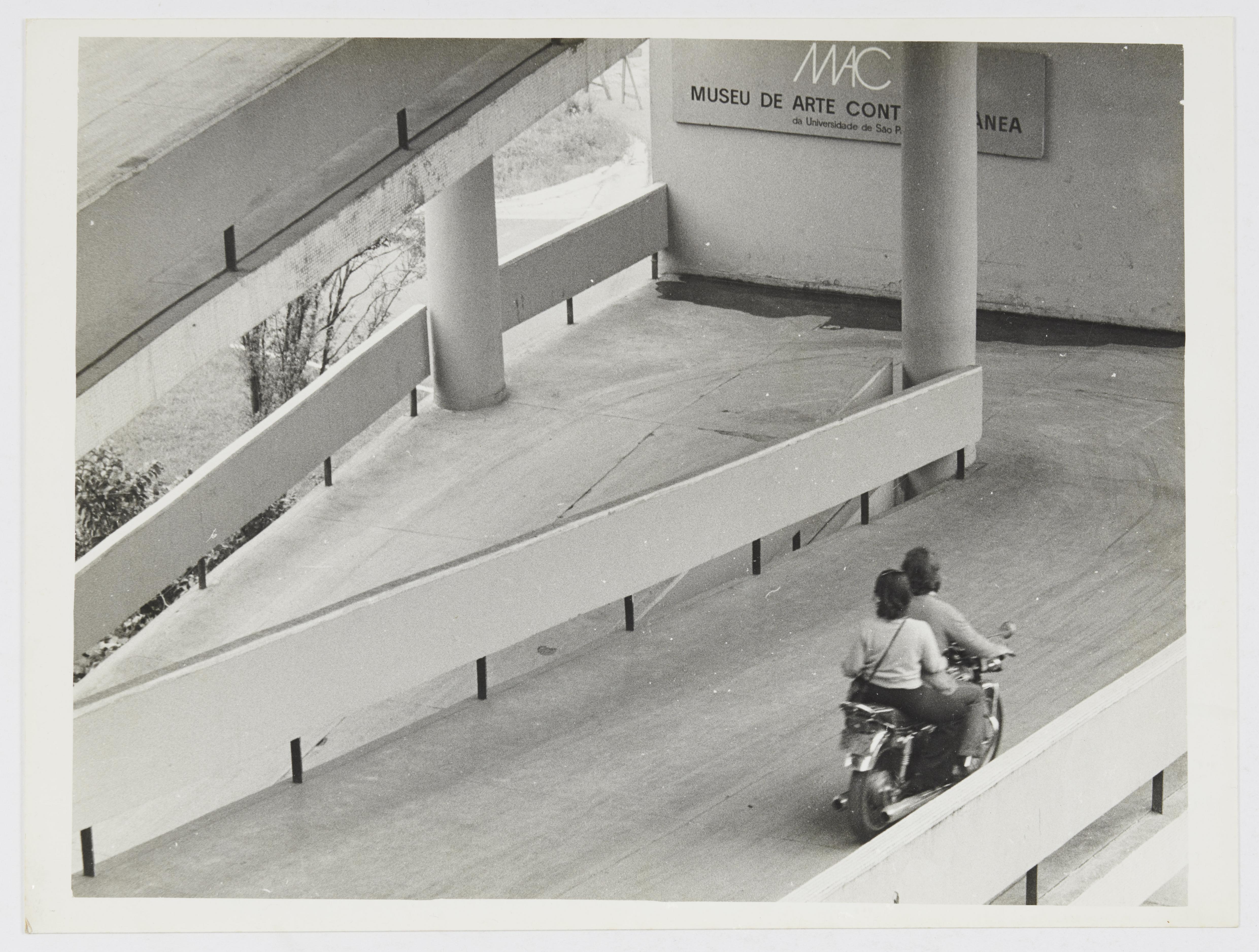 Moto na rampa do MAC