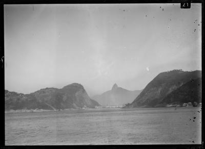 Escola Militar da Praia Vermelha vista da Baía de Guanabara