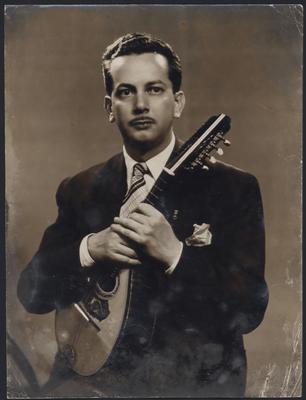 Garoto com o bandolim