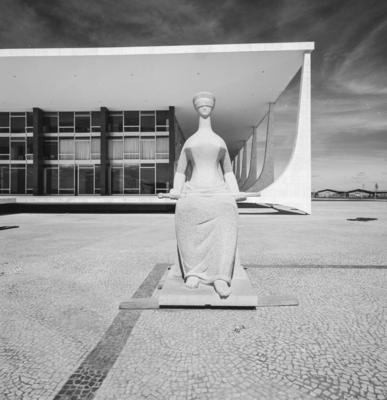 "A Justiça", escultura de Alfredo Ceschiatti