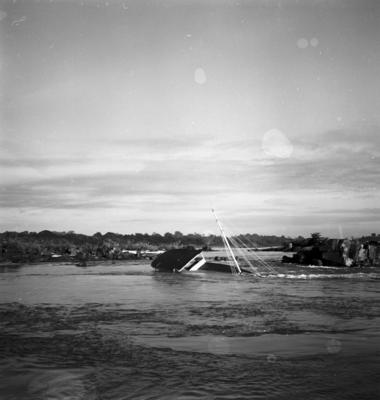 Série "Estrada de Ferro Tocantins", barco naufragado