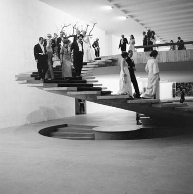 Recepção em homenagem à Rainha Elizabeth II. A escada helicoidal foi projeto dos arquitetos Milton Ramos e Joaquim Cardoso