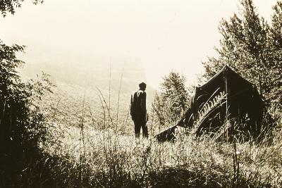 Gunther Weimer ao lado da barraca de camping durante viagem entre Ulm (Alemanha) e Lisboa (Portugal)