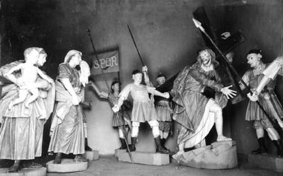 Via Crucis, Passos da Paixão, esculturas de Aleijadinho, cena do Passo da Cruz às costas