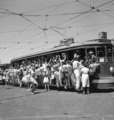 Bonde no carnaval lotado de foliões