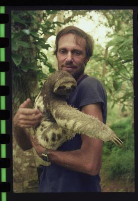 Jorge Bodanzky segurando preguiça