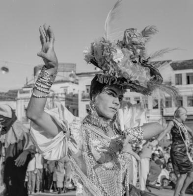 Homem fantasiado de mulher no carnaval