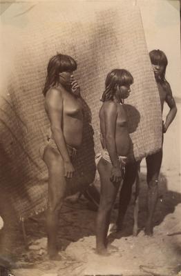 Mulheres indígenas, provavelmente, do povo Karajá em Xambioá