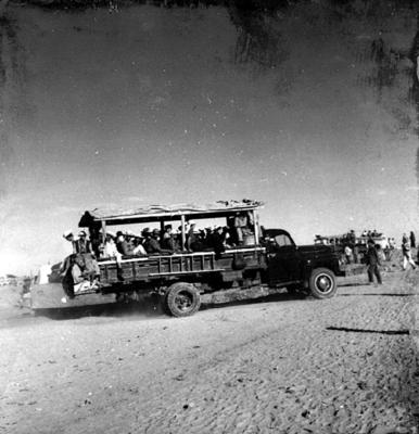 Chegada de romeiros em caminhão