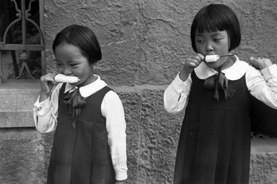 Meninas orientais tomando sorvete