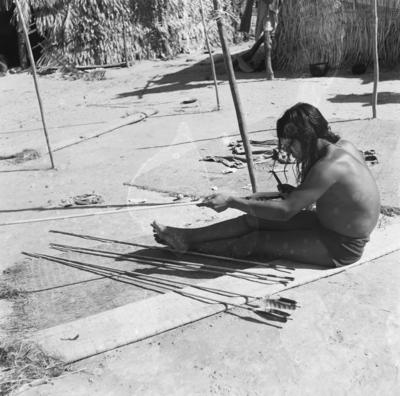 Homem do povo Karajá confeccionando flechas