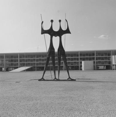"Os Candangos" ou "Os Guerreiros", escultura de Bruno Giorgi, em frente ao Palácio do Planalto