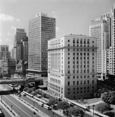 Vista tomada do vale do Anhangabaú