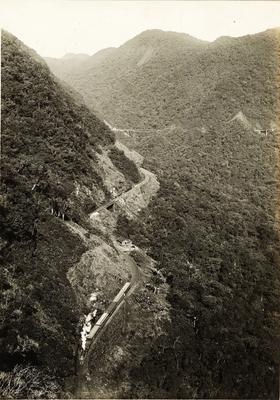 Vista da ferrovia a partir do morro do Rochedo, com ponte São João ao fundo