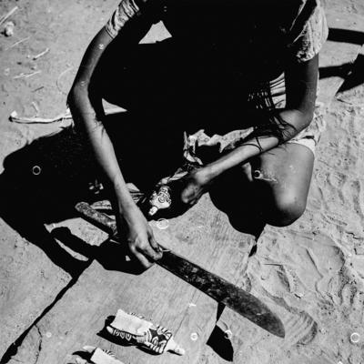 Mulher do povo Karajá confeccionando bonecas de cerâmica chamadas Ritxòkò