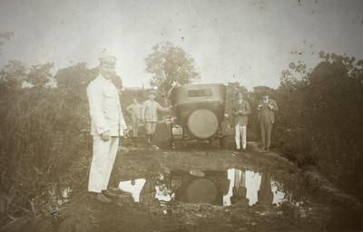 Grupo ao lado de automóvel