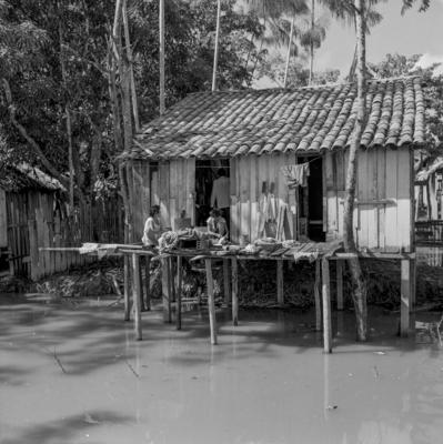Vila da Barca, palafitas flutuantes, mulheres
