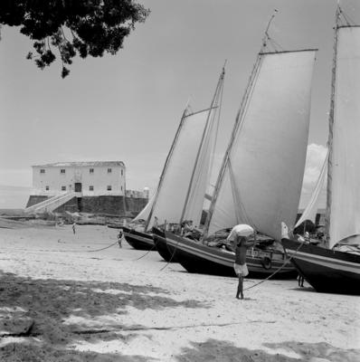Embarcações próximas ao Forte de Santa Maria