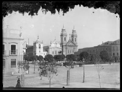 Praça XV de Novembro; destaque para a estátua equestre de General Osório e para as igrejas de Nossa Senhora do Carmo da Antiga Sé e da Ordem Terceira do Carmo