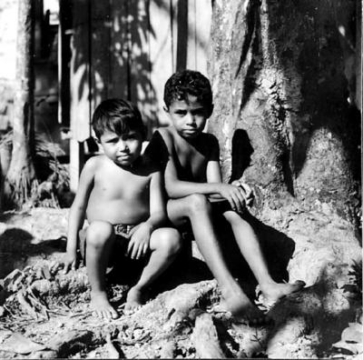 Vila da Barca, palafitas flutuantes, crianças