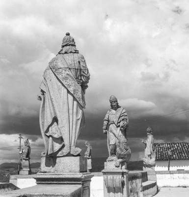 Profeta Oséias de costas e Profeta Daniel de frente