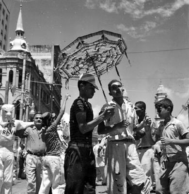 Carnaval de rua em frente à Igreja Matriz do Santíssimo Sacramento de Santo Antônio