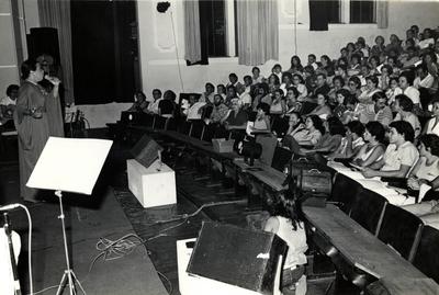 Elizeth Cardoso ao microfone