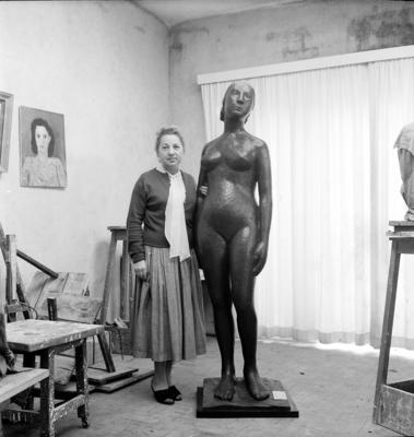 Felicia Leirner ao lado de sua obra "Figura Clássica"